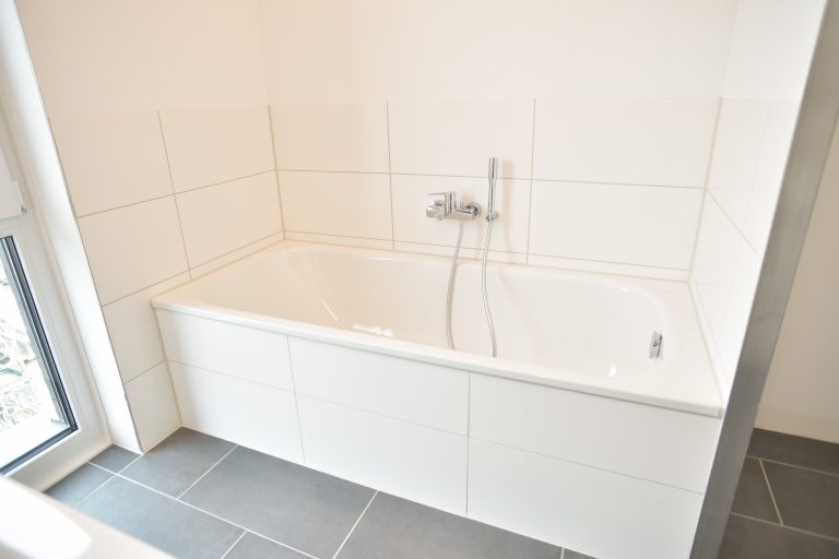 Fertigbad mit bodentiefem Fenster und Badewanne