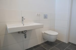 Gästebad mit Fenster und Fußbodenheizung