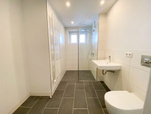 Fertigbad mit Badewanne und Dusche