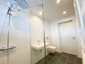 Fertigbad mit Dusche und Fenster