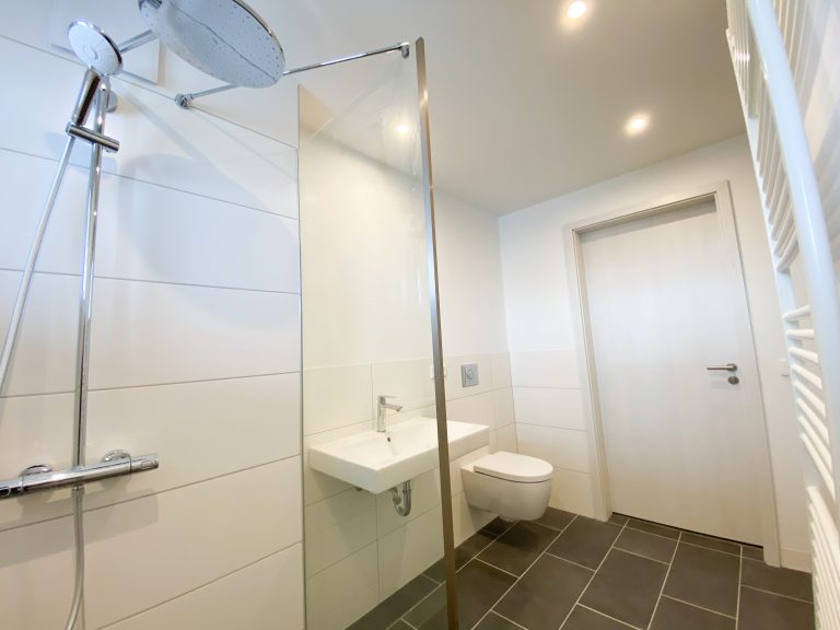 Fertigbad mit Dusche und Fenster