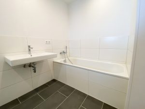 Fertigbad mit Dusche und Badewanne