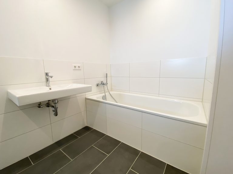 Fertigbad mit Dusche und Badewanne